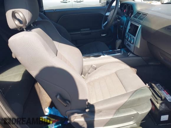 ✅ 2010 Dodge Challenger SE • VIN: 2B3CJ4DV9AH238502 • Lot: 39465663. Wystawiony na IAAI z przebiegiem 139 542 mil. Bezpłatny archiwum sprzedaży aukcyjnych z USA i szczegółowy raport historii pojazdu na DreamBid. Zdjęcie 5.