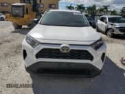 ✅ 2019 Toyota RAV4 LE • VIN: 2T3H1RFV6KW014135 • Лот: 86495295. Опубликован ранее на Copart с пробегом 132 866 миль. Бесплатный доступ к архиву аукционных продаж из США и подробный отчёт об истории автомобиля на DreamBid. Изображение 5.