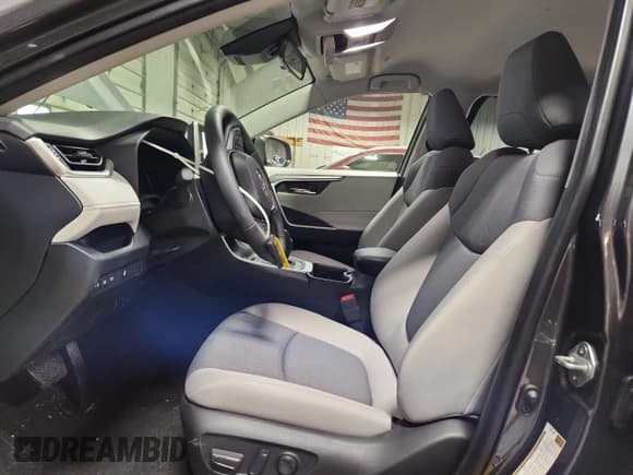 ✅ 2025 Toyota RAV4 Hybrid XLE • VIN: JTMRWRFV1SJ071010 • Лот: 91305215. Опубликован ранее на Copart с пробегом 1 991 миль. Бесплатный доступ к архиву аукционных продаж из США и подробный отчёт об истории автомобиля на DreamBid. Изображение 7.