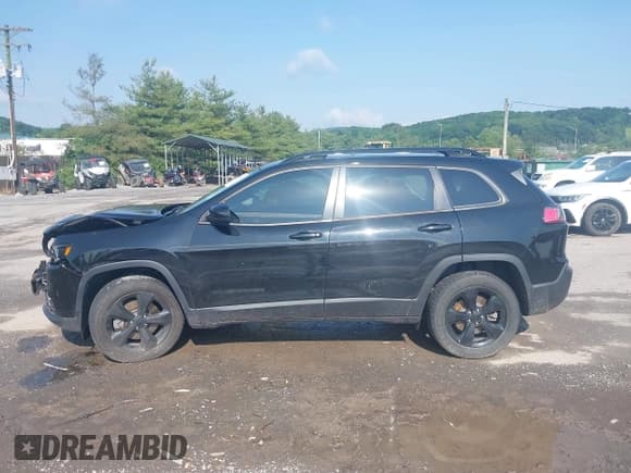 ✅ 2020 Jeep Cherokee Latitude Plus • VIN: 1C4PJMLN5LD524381 • Lot: 42432090. Wystawiony na IAAI z przebiegiem 65 816 mil. Bezpłatny archiwum sprzedaży aukcyjnych z USA i szczegółowy raport historii pojazdu na DreamBid. Zdjęcie 14.