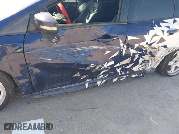 ✅ 2016 Ford Focus ST • VIN: 1FADP3L90GL398754 • Lot: 43271283. Listed on IAAI with 111,448 mi. Free auction sales archive from the USA and detailed vehicle history report at DreamBid. Image 6.