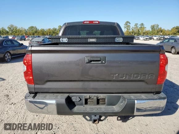 ✅ 2018 Toyota Tundra SR5 • VIN: 5TFEY5F12JX237450 • Lot: 91993405. Wystawiony na Copart z przebiegiem 99 871 mil. Bezpłatny archiwum sprzedaży aukcyjnych z USA i szczegółowy raport historii pojazdu na DreamBid. Zdjęcie 6.