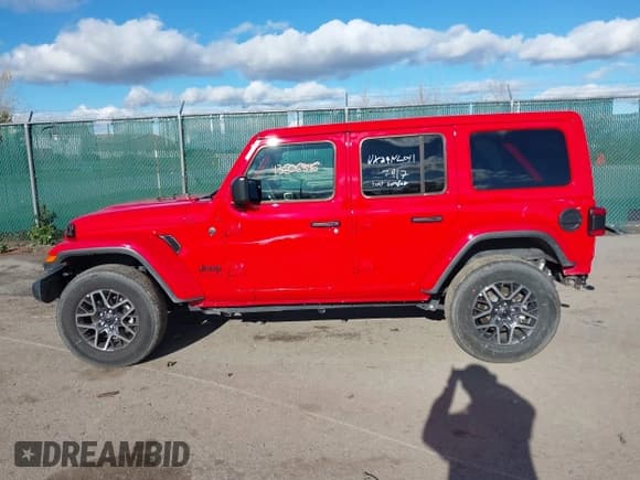 ✅ 2025 Jeep Wrangler Sahara • VIN: 1C4PJXEN5SW568740 • Lot: 43606846. Wystawiony na IAAI z przebiegiem 11 039 mil. Bezpłatny archiwum sprzedaży aukcyjnych z USA i szczegółowy raport historii pojazdu na DreamBid. Zdjęcie 14.