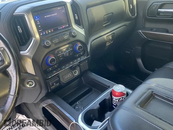 ✅ 2020 Chevrolet Silverado 1500 RST • VIN: 1GCUYEEL8LZ230024 • Lot: 42311134. Wystawiony na IAAI z przebiegiem 141 571 mil. Bezpłatny archiwum sprzedaży aukcyjnych z USA i szczegółowy raport historii pojazdu na DreamBid. Zdjęcie 5.