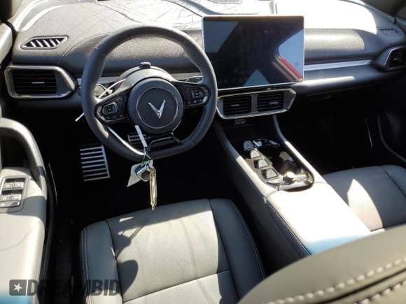 ✅ 2024 VinFast VF 8 Plus • VIN: RLLV1AFA1RH006368 • Lot: 68257404. Wystawiony na Copart z przebiegiem Nie podano. Bezpłatny archiwum sprzedaży aukcyjnych z USA i szczegółowy raport historii pojazdu na DreamBid. Zdjęcie 8.