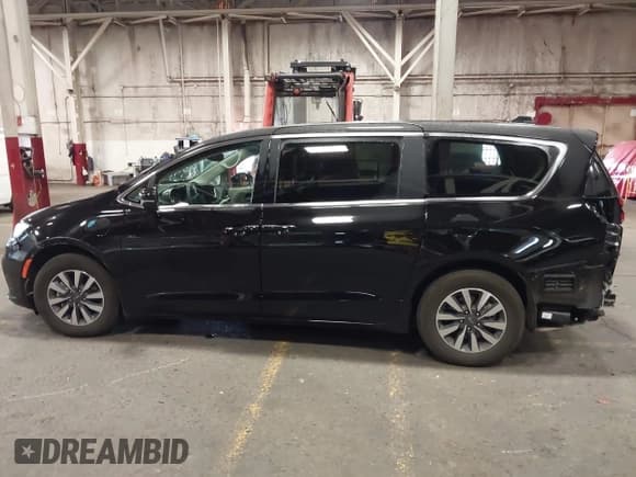 ✅ 2024 Chrysler Pacifica Hybrid Select • VIN: 2C4RC1S75RR188421 • Lot: 43270745. Listed on IAAI with 23,522 mi. Free auction sales archive from the USA and detailed vehicle history report at DreamBid. Image 15.