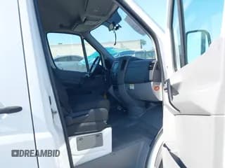 ✅ 2015 Freightliner Sprinter • VIN: WDYPE7CC3F5974747 • Lot: 42324062. Wystawiony na IAAI z przebiegiem 167 709 mil. Bezpłatny archiwum sprzedaży aukcyjnych z USA i szczegółowy raport historii pojazdu na DreamBid. Zdjęcie 5.