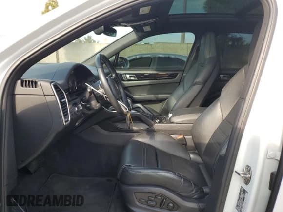 ✅ 2022 Porsche Cayenne E-Hybrid • VIN: WP1AE2AY5NDA26193 • Lot: 81417235. Wystawiony na Copart z przebiegiem 62 432 mil. Bezpłatny archiwum sprzedaży aukcyjnych z USA i szczegółowy raport historii pojazdu na DreamBid. Zdjęcie 7.