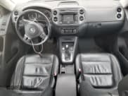 ✅ 2012 Volkswagen Tiguan S • VIN: WVGBV7AX1CW532031 • Lot: 90711475. Wystawiony na Copart z przebiegiem 167 122 mil. Bezpłatny archiwum sprzedaży aukcyjnych z USA i szczegółowy raport historii pojazdu na DreamBid. Zdjęcie 8.