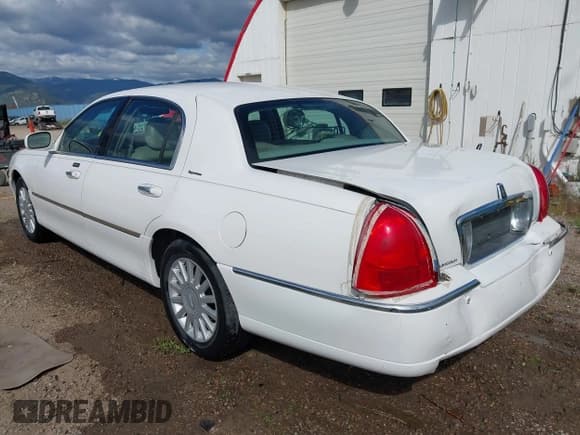 ✅ 2005 Lincoln Town Car Signature • VIN: 1LNHM81W35Y653807 • Lot: 42300578. Listed on IAAI with 120,022 mi. Free auction sales archive from the USA and detailed vehicle history report at DreamBid. Image 3.