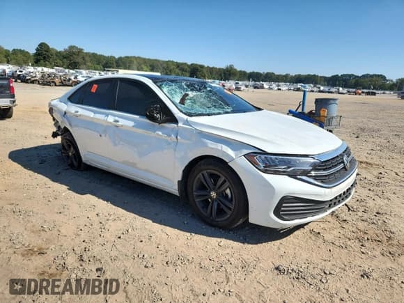 ✅ 2024 Volkswagen Jetta SE • VIN: 3VW7M7BU9RM051127 • Lot: 86662665. Wystawiony na Copart z przebiegiem Nie podano. Bezpłatny archiwum sprzedaży aukcyjnych z USA i szczegółowy raport historii pojazdu na DreamBid. Zdjęcie 4.