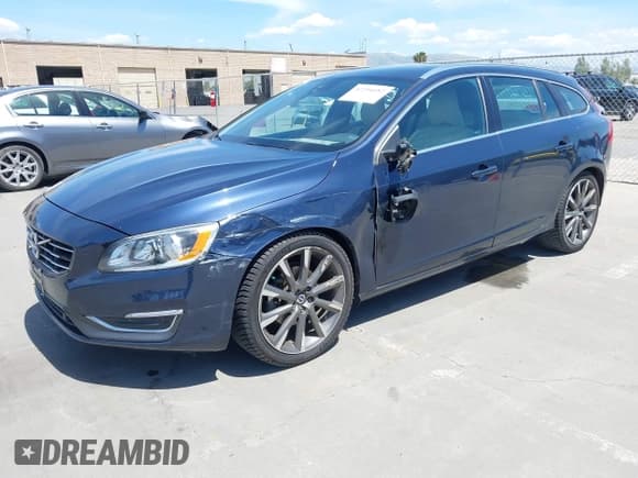 ✅ 2015 Volvo V60 T5 Drive-E Premier • VIN: YV140MEKXF1252046 • Lot: 42254682. Wystawiony na IAAI z przebiegiem 90 666 mil. Bezpłatny archiwum sprzedaży aukcyjnych z USA i szczegółowy raport historii pojazdu na DreamBid. Zdjęcie 2.