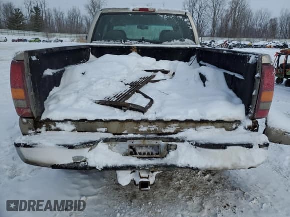 ✅ 2001 Chevrolet Silverado 2500HD LS • VIN: 1GCHK29G11E266964 • Лот: 46182055. Опубликован ранее на Copart с пробегом 208 512 миль. Бесплатный доступ к архиву аукционных продаж из США и подробный отчёт об истории автомобиля на DreamBid. Изображение 6.