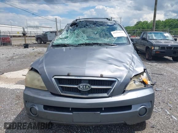 ✅ 2005 Kia Sorento LX • VIN: KNDJD733355490872 • Lot: 42256638. Wystawiony na IAAI z przebiegiem 260 229 mil. Bezpłatny archiwum sprzedaży aukcyjnych z USA i szczegółowy raport historii pojazdu na DreamBid. Zdjęcie 12.