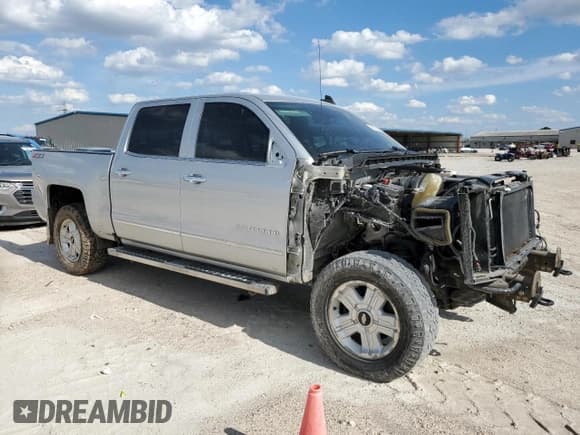 ✅ 2018 Chevrolet Silverado 1500 LTZ • VIN: 3GCUKSECXJG285779 • Lot: 56300025. Wystawiony na Copart z przebiegiem 102 316 mil. Bezpłatny archiwum sprzedaży aukcyjnych z USA i szczegółowy raport historii pojazdu na DreamBid. Zdjęcie 4.