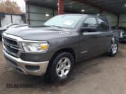 ✅ 2019 Ram 1500 Tradesman • VIN: 1C6SRFGT6KN561656 • Lot: 43695038. Wystawiony na IAAI z przebiegiem 136 504 mil. Bezpłatny archiwum sprzedaży aukcyjnych z USA i szczegółowy raport historii pojazdu na DreamBid. Zdjęcie 2.
