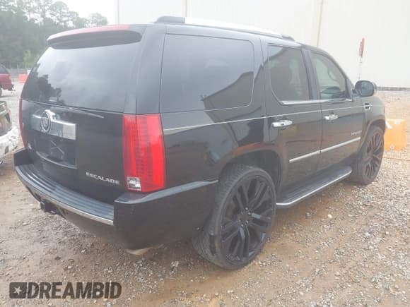 ✅ 2008 Cadillac Escalade • VIN: 1GYEC638X8R132914 • Lot: 42743713. Wystawiony na IAAI z przebiegiem 231 802 mil. Bezpłatny archiwum sprzedaży aukcyjnych z USA i szczegółowy raport historii pojazdu na DreamBid. Zdjęcie 4.