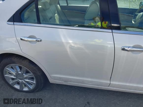 ✅ 2011 Lincoln MKZ • VIN: 3LNHL2GC4BR759321 • Lot: 43604767. Listed on IAAI with 62,026 mi. Free auction sales archive from the USA and detailed vehicle history report at DreamBid. Image 15.