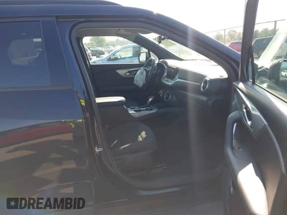 2021 Chevrolet Blazer LT z VIN 3GNKBCR45MS540315, wystawiony jako IAAI lot #43198972 z przebiegiem 71 266 mil mil oraz . Historia ofert i sprzedaży dostępna na DreamBid. Obrazek 5.