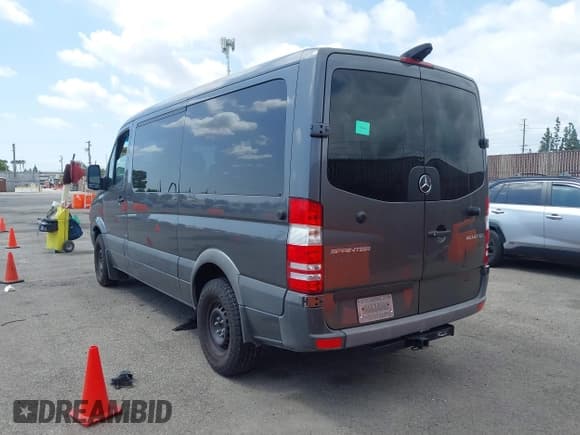 ✅ 2015 Mercedes-Benz Sprinter Passenger • VIN: WDZPE7DC1FP111850 • Lot: 41920037. Wystawiony na IAAI z przebiegiem 127 121 mil. Bezpłatny archiwum sprzedaży aukcyjnych z USA i szczegółowy raport historii pojazdu na DreamBid. Zdjęcie 3.