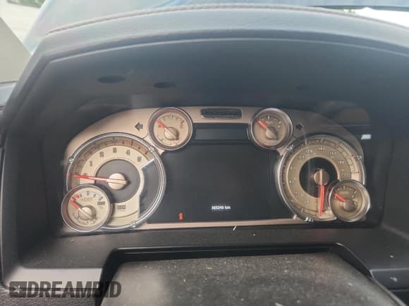 ✅ 2018 Ram 2500 Limited • VIN: 3C6UR5GL9JG174271 • Lot: 69735795. Wystawiony na Copart z przebiegiem 365 240 mil. Bezpłatny archiwum sprzedaży aukcyjnych z USA i szczegółowy raport historii pojazdu na DreamBid. Zdjęcie 8.