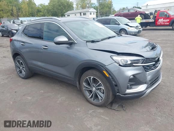 ✅ 2021 Buick Encore GX Essence • VIN: KL4MMGSL7MB038920 • Lot: 43193813. Wystawiony na IAAI z przebiegiem 64 593 mil. Bezpłatny archiwum sprzedaży aukcyjnych z USA i szczegółowy raport historii pojazdu na DreamBid. Zdjęcie 1.