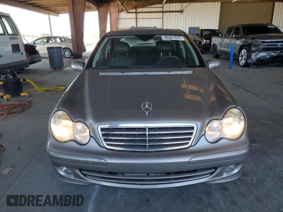 ✅ 2005 Mercedes-Benz C 320 • VIN: WDBRF64J65F672627 • Lot: 80581575. Wystawiony na Copart z przebiegiem 142 083 mil. Bezpłatny archiwum sprzedaży aukcyjnych z USA i szczegółowy raport historii pojazdu na DreamBid. Zdjęcie 5.