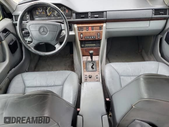 ✅ 1994 Mercedes-Benz 400 E • VIN: WDBEA34E8RC051086 • Lot: 57184065. Wystawiony na Copart z przebiegiem 123 536 mil. Bezpłatny archiwum sprzedaży aukcyjnych z USA i szczegółowy raport historii pojazdu na DreamBid. Zdjęcie 8.