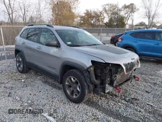 ✅ 2019 Jeep Cherokee Trailhawk Elite • VIN: 1C4PJMBX5KD317927 • Лот: 43668320. Опубликован ранее на IAAI с пробегом 105 738 миль. Бесплатный доступ к архиву аукционных продаж из США и подробный отчёт об истории автомобиля на DreamBid. Изображение 1.