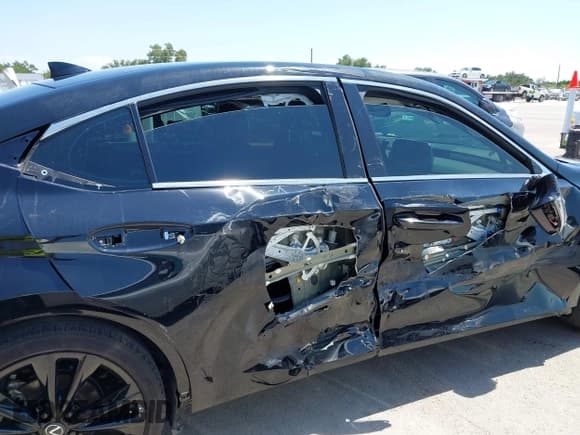 ✅ 2022 Lexus ES 350 F Sport • VIN: 58AGZ1B19NU122120 • Lot: 42435981. Listed on IAAI with 27,699 mi. Free auction sales archive from the USA and detailed vehicle history report at DreamBid. Image 14.