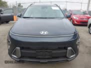✅ 2025 Hyundai Kona SEL • VIN: KM8HB3AB8SU318681 • Лот: 43305715. Опубликован ранее на IAAI с пробегом 592 миль. Бесплатный доступ к архиву аукционных продаж из США и подробный отчёт об истории автомобиля на DreamBid. Изображение 12.