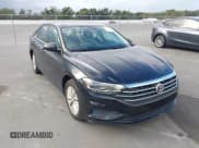 ✅ 2020 Volkswagen Jetta S • VIN: 3VWCB7BUXLM074749 • Lot: 43573025. Wystawiony na IAAI z przebiegiem 48 176 mil. Bezpłatny archiwum sprzedaży aukcyjnych z USA i szczegółowy raport historii pojazdu na DreamBid. Zdjęcie 1.