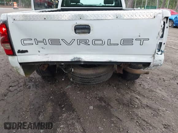 2004 Chevrolet Silverado 1500 z VIN 1GCEC14T24Z121685, wystawiony jako IAAI lot #42471846 z przebiegiem 121 667 mil mil oraz . Historia ofert i sprzedaży dostępna na DreamBid. Obrazek 6.