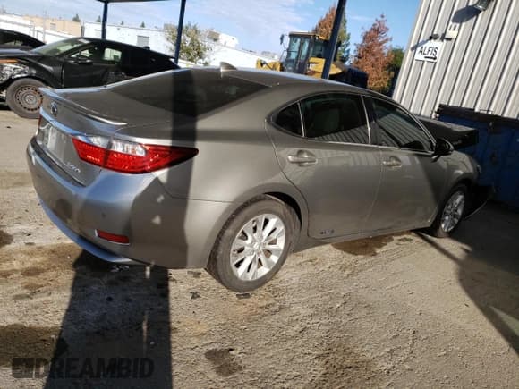 ✅ 2015 Lexus ES 300h • VIN: JTHBW1GGXF2094318 • Lot: 82371385. Wystawiony na Copart z przebiegiem 128 627 mil. Bezpłatny archiwum sprzedaży aukcyjnych z USA i szczegółowy raport historii pojazdu na DreamBid. Zdjęcie 3.