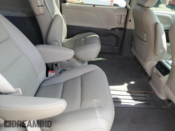 ✅ 2020 Toyota Sienna XLE Premium • VIN: 5TDYZ3DC6LS084776 • Lot: 93303175. Listed on Copart with 70,987 mi. Free auction sales archive from the USA and detailed vehicle history report at DreamBid. Image 10.