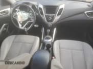 ✅ 2013 Hyundai Veloster w/Black Int • VIN: KMHTC6AD6DU122932 • Lot: 86767604. Wystawiony na Copart z przebiegiem Nie podano. Bezpłatny archiwum sprzedaży aukcyjnych z USA i szczegółowy raport historii pojazdu na DreamBid. Zdjęcie 8.