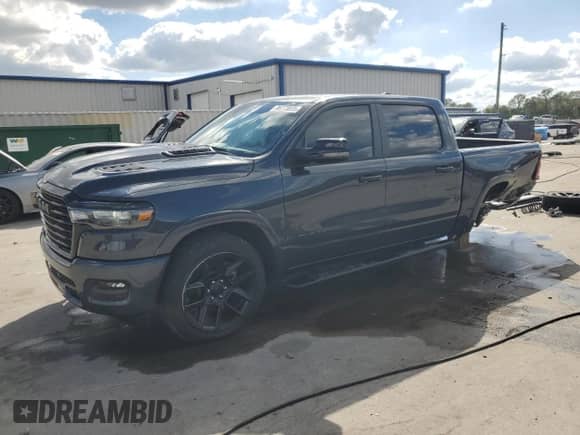2025 Ram 1500 Laramie z VIN 1C6SRFJP3SN762247, wystawiony jako Copart lot #86773035 z przebiegiem 7 452 mil mil oraz Szkoda całkowita • Salvage title. Historia ofert i sprzedaży dostępna na DreamBid. Obrazek 1.