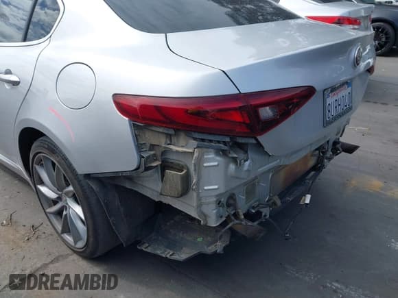 ✅ 2017 Alfa Romeo Giulia Ti • VIN: ZARFAECN8H7537221 • Lot: 41741019. Listed on IAAI with 84,845 mi. Free auction sales archive from the USA and detailed vehicle history report at DreamBid. Image 12.