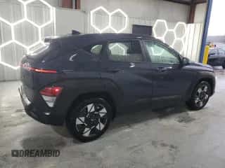 2024 Hyundai Kona SEL z VIN KM8HC3AB2RU133565, wystawiony jako Copart lot #90212725 z przebiegiem 5 699 mil mil oraz Szkoda całkowita • Salvage title. Historia ofert i sprzedaży dostępna na DreamBid. Obrazek 3.