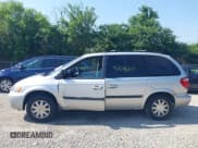 ✅ 2005 Chrysler Town & Country • VIN: 1C4GP45R35B370539 • Lot: 42646809. Wystawiony na IAAI z przebiegiem 176 951 mil. Bezpłatny archiwum sprzedaży aukcyjnych z USA i szczegółowy raport historii pojazdu na DreamBid. Zdjęcie 14.