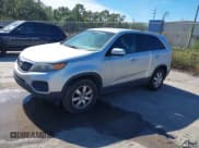 ✅ 2012 Kia Sorento LX • VIN: 5XYKT3A17CG223840 • Lot: 43659635. Wystawiony na IAAI z przebiegiem 245 260 mil. Bezpłatny archiwum sprzedaży aukcyjnych z USA i szczegółowy raport historii pojazdu na DreamBid. Zdjęcie 2.