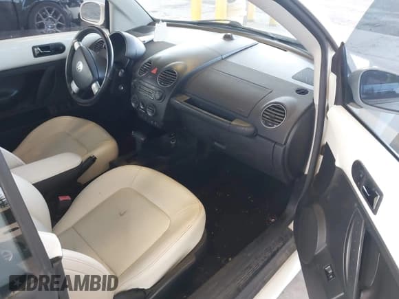 ✅ 2007 Volkswagen Beetle Triple White • VIN: 3VWFF31Y17M411698 • Lot: 43471259. Wystawiony na IAAI z przebiegiem 128 158 mil. Bezpłatny archiwum sprzedaży aukcyjnych z USA i szczegółowy raport historii pojazdu na DreamBid. Zdjęcie 5.