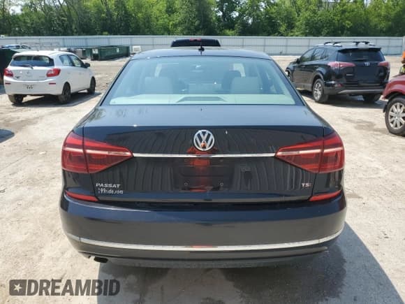 ✅ 2017 Volkswagen Passat S • VIN: 1VWAT7A38HC014720 • Лот: 58744235. Опубликован ранее на Copart с пробегом 273 593 миль. Бесплатный доступ к архиву аукционных продаж из США и подробный отчёт об истории автомобиля на DreamBid. Изображение 6.