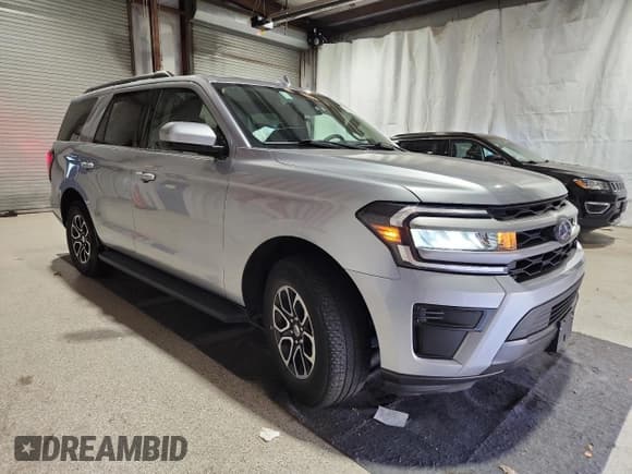 ✅ 2024 Ford Expedition XLT • VIN: 1FMJU1H84REA35578 • Lot: 90061285. Wystawiony na Copart z przebiegiem 52 407 mil. Bezpłatny archiwum sprzedaży aukcyjnych z USA i szczegółowy raport historii pojazdu na DreamBid. Zdjęcie 4.