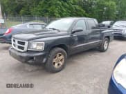 ✅ 2010 Dodge Dakota Bighorn/Lonestar • VIN: 1D7CW3GK8AS202813 • Lot: 42467823. Wystawiony na IAAI z przebiegiem 166 294 mil. Bezpłatny archiwum sprzedaży aukcyjnych z USA i szczegółowy raport historii pojazdu na DreamBid. Zdjęcie 2.