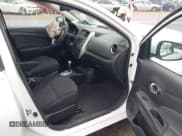 ✅ 2015 Nissan Versa SV • VIN: 3N1CN7AP8FL886327 • Lot: 42491575. Wystawiony na IAAI z przebiegiem 101 951 mil. Bezpłatny archiwum sprzedaży aukcyjnych z USA i szczegółowy raport historii pojazdu na DreamBid. Zdjęcie 5.