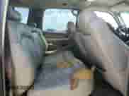 2001 Chevrolet Suburban LS z VIN 3GNEC16TX1G199311, wystawiony jako Copart lot #59264024 z przebiegiem 277 997 mil mil oraz Czysty tytuł • Clean title. Historia ofert i sprzedaży dostępna na DreamBid. Obrazek 11.