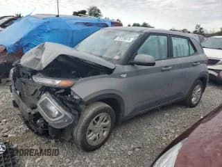 ✅ 2022 Hyundai Venue SE • VIN: KMHRB8A35NU174599 • Lot: 75725974. Wystawiony na Copart z przebiegiem 60 229 mil. Bezpłatny archiwum sprzedaży aukcyjnych z USA i szczegółowy raport historii pojazdu na DreamBid. Zdjęcie 1.