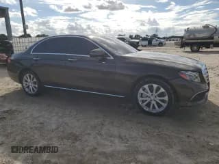 ✅ 2017 Mercedes-Benz E 300 Luxury • VIN: WDDZF4KB3HA216612 • Lot: 84417455. Wystawiony na Copart z przebiegiem Nie podano. Bezpłatny archiwum sprzedaży aukcyjnych z USA i szczegółowy raport historii pojazdu na DreamBid. Zdjęcie 4.