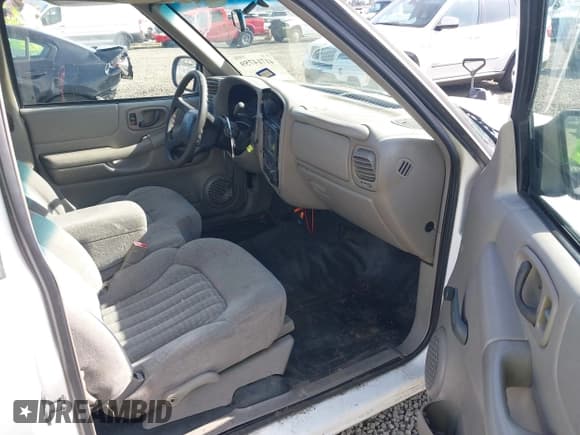 ✅ 2002 Chevrolet S-10 • VIN: 1GCCS19W028183151 • Лот: 41714759. Опубликован ранее на IAAI с пробегом 169 490 миль. Бесплатный доступ к архиву аукционных продаж из США и подробный отчёт об истории автомобиля на DreamBid. Изображение 5.